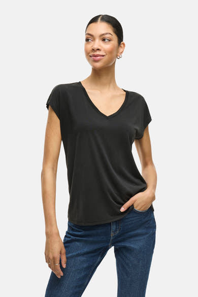 T-shirt noir à col en V de VILA, porté avec un jean bleu et des boucles d'oreilles dorées.