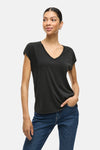 T-shirt noir à col en V de VILA, porté avec un jean bleu et des boucles d'oreilles dorées.