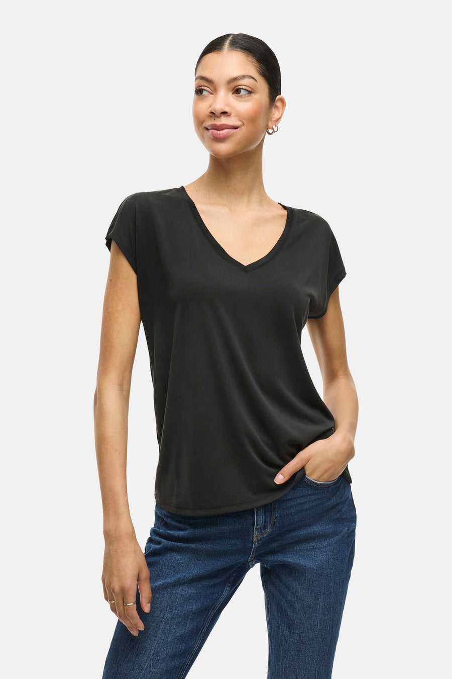 T-shirt noir à col en V de VILA, porté avec un jean bleu et des boucles d'oreilles dorées.