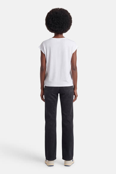Wit T-shirt met korte mouwen van VILA, van achteren gedragen met een donkere jeans en lichte sneakers.