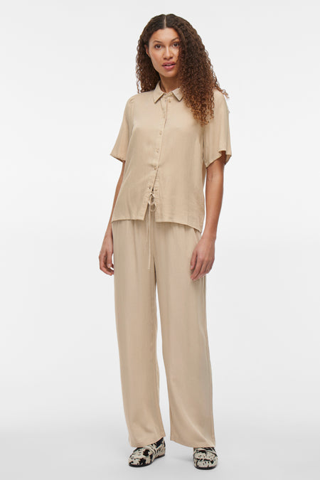 Beige broek van VILA, losse pasvorm met trekkoord en schoenen met patroon.
