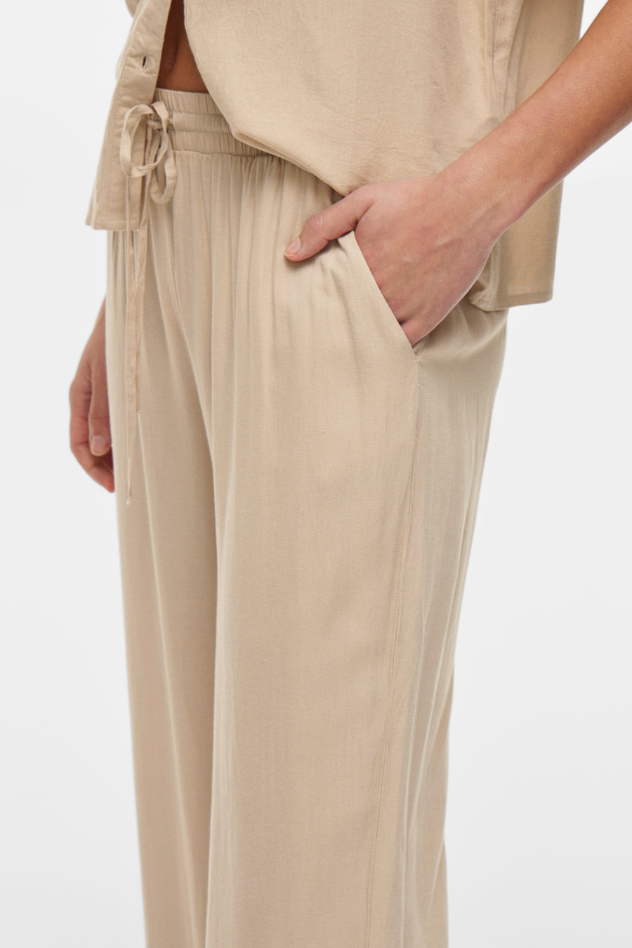 Beige casual broek van VILA, met trekkoord in de taille en zijzak.