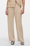 Beige broek van VILA, met trekkoord en wijde pasvorm, gedragen met een schoen met patroon.