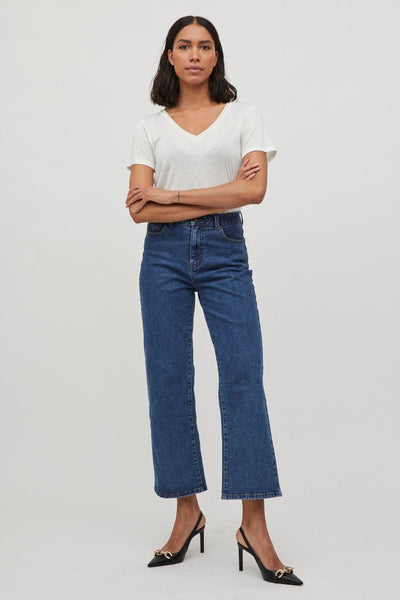 T-shirt blanc à manches courtes de VILA®, porté avec un jean taille haute et des escarpins noirs.
