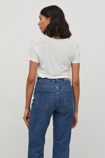 T-shirt blanc à manches courtes de VILA, porté avec un jean taille haute bleu, vue de dos.