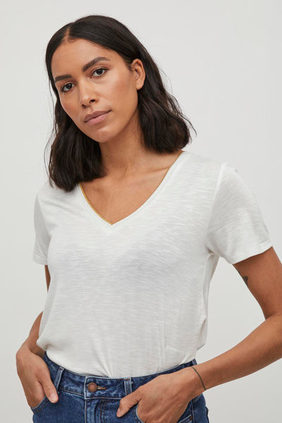T-shirt blanc à manches courtes de VILA®, col en V bordé d'un fil doré.