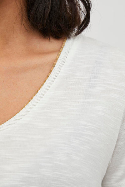 T-shirt blanc à manches courtes de VILA®, orné d'une bordure dorée et détails en maille.