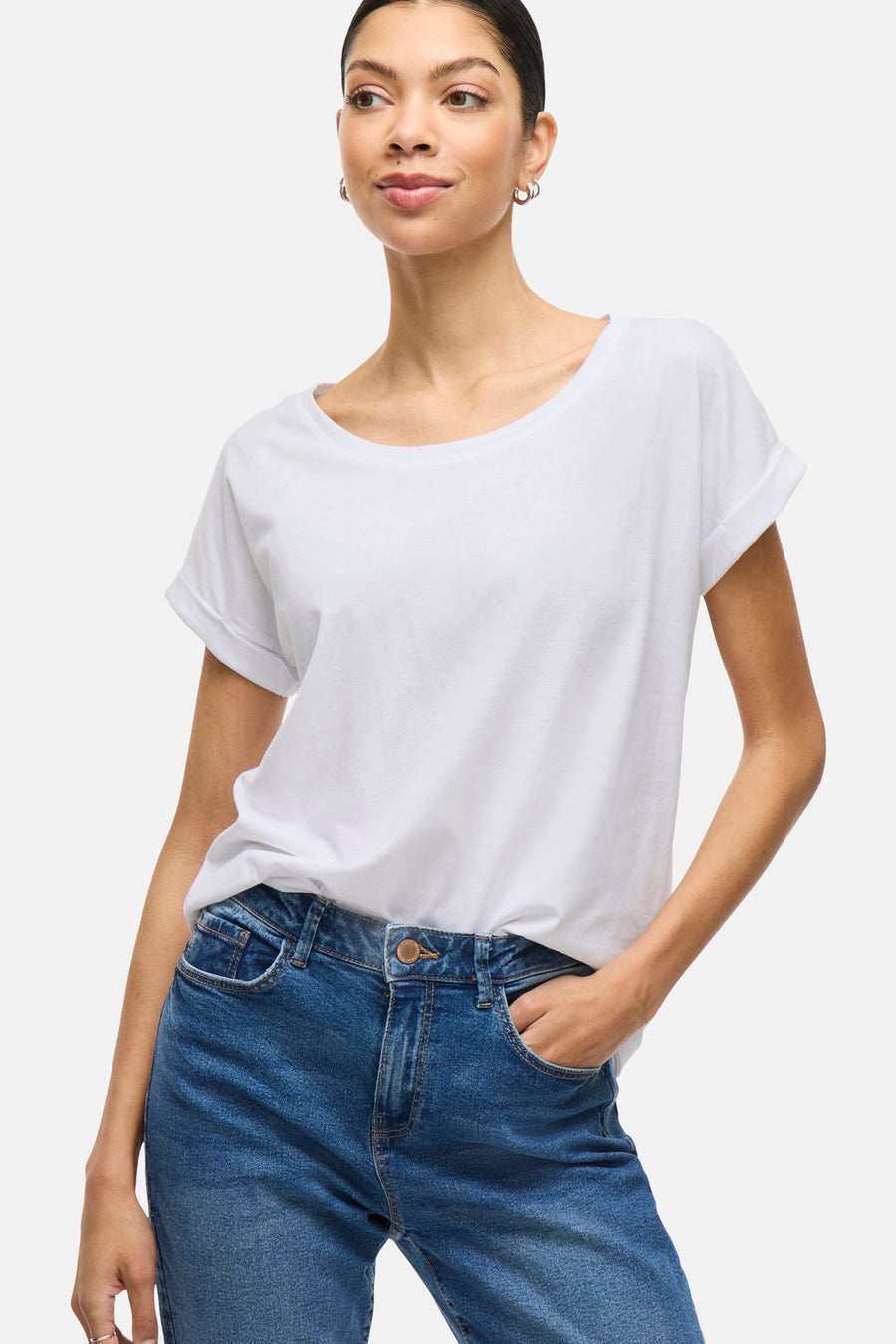 Effenchemise wit T-shirt met korte mouwen van VILA®, gedragen met een blauwe jeans.