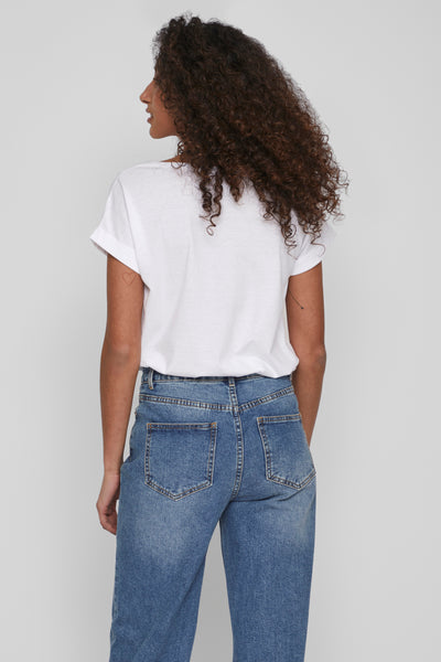 Effenvit wit T-shirt met korte mouwen van VILA®, gedragen met een hoge taille blauwe jeans.