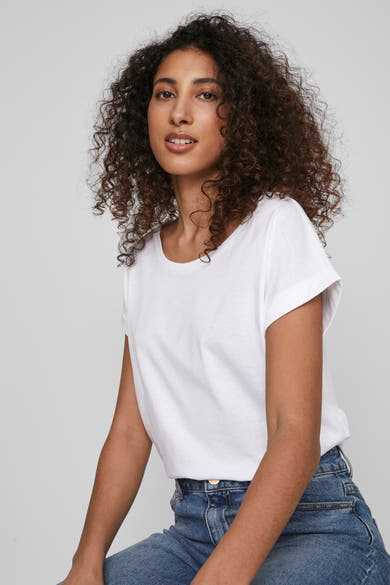 Wit T-shirt met korte mouwen van VILA®, gedragen met een casual blauwe jeans.