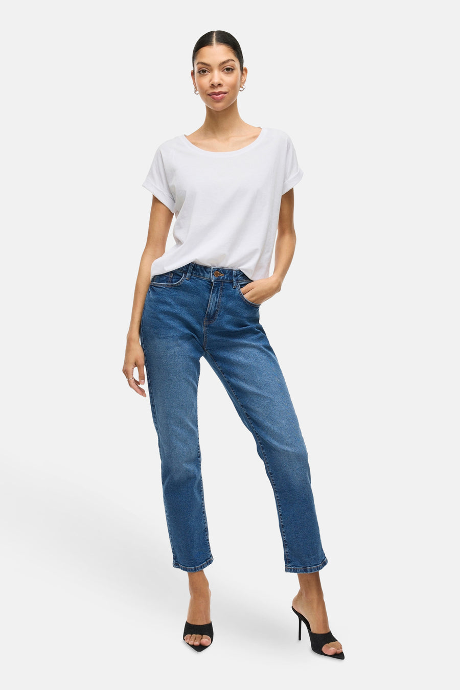 Wit top van VILA, gedragen met een blauwe jeans en zwarte naaldhakken.