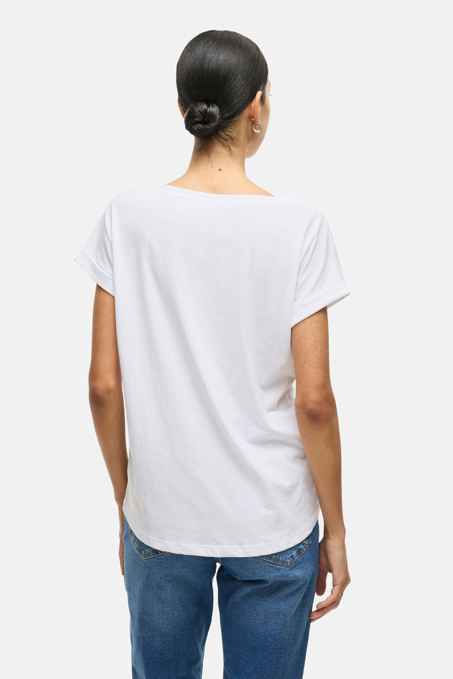 Wit top van VILA®, gedragen met een blauwe jeans, achtergezicht, kapsel knot.