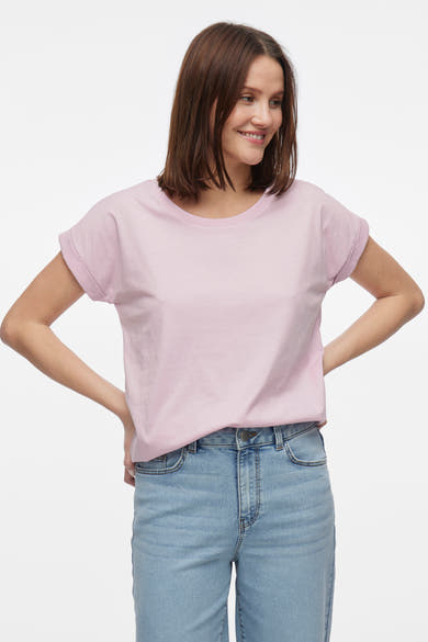 Roze T-shirt met korte mouwen van VILA®, gedragen met een high-waist jeans.