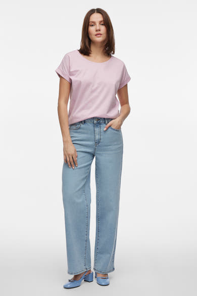 Roze T-shirt met korte mouwen van VILA, gedragen met een high-waisted jeans en blauwe hakken.