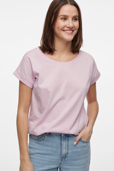 Roze T-shirt met korte mouwen van VILA®, gedragen met een lichtblauwe jeans met hoge taille.