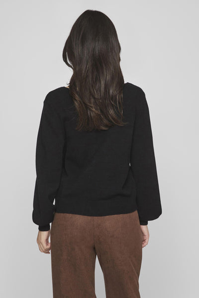 Pull noir by VILA®, manches longues amples et pantalon marron.
