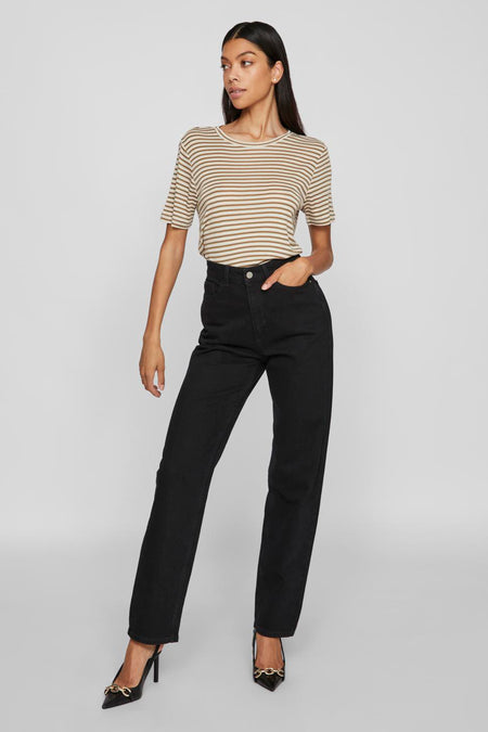 Jeans droit noir de VILA®, taille haute, porté par un mannequin avec un t-shirt rayé.
