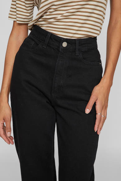 Zwarte straight jeans van VILA® in denim met hoge taille, met knoop en riemlussen, gedragen met een gestreept T-shirt en ringen.