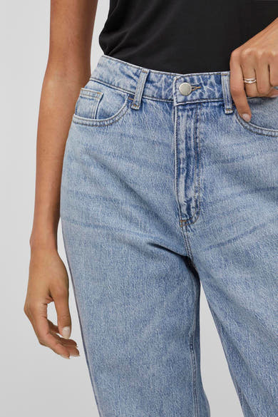 Wijde blauwe jeans van VILA, rechte pasvorm, met zilveren knoop in de taille en stikseldetail.