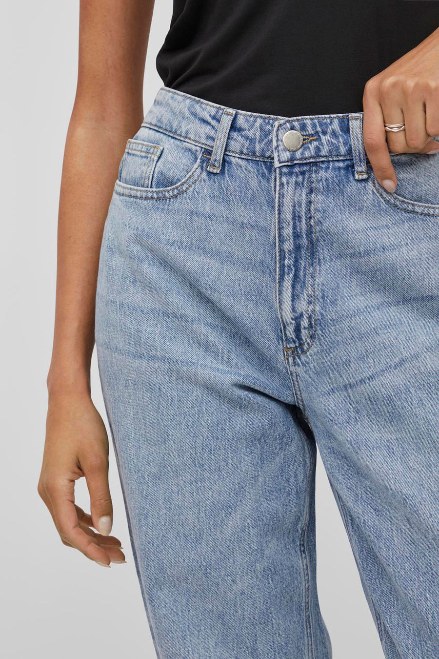 Wijde blauwe jeans van VILA, rechte pasvorm, met zilveren knoop in de taille en stikseldetail.