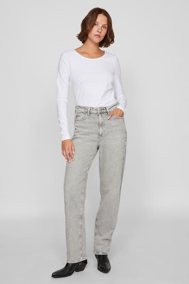 Lichtgrijze rechte jeans van VILA, gedragen met een wit T-shirt en zwarte enkellaarsjes.