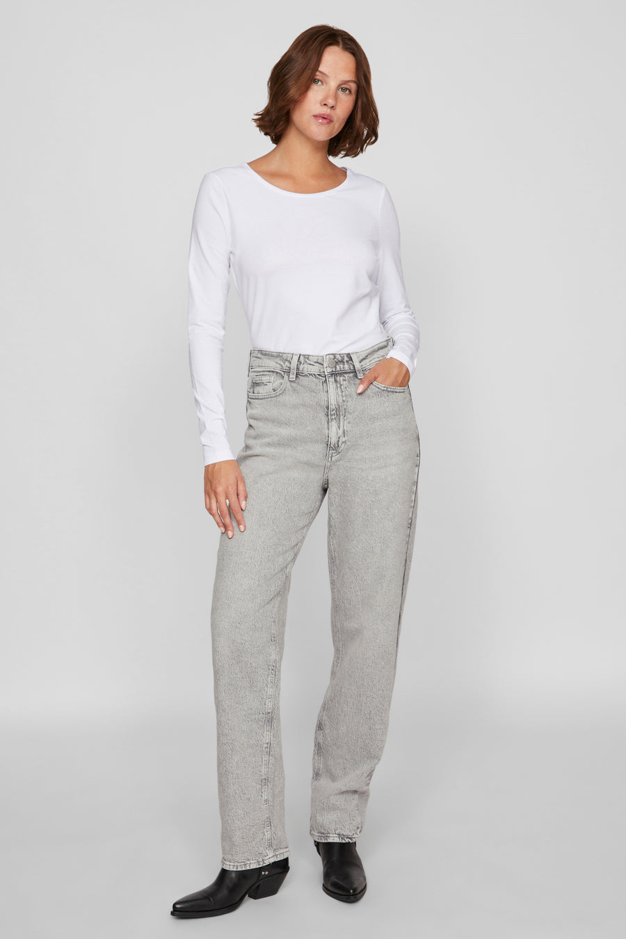 Lichtgrijze rechte jeans van VILA, gedragen met een wit T-shirt en zwarte enkellaarsjes.