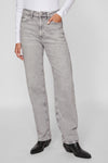 Lichtgrijze rechte jeans van VILA®, met wijde pijpen en zwarte puntige laarzen.