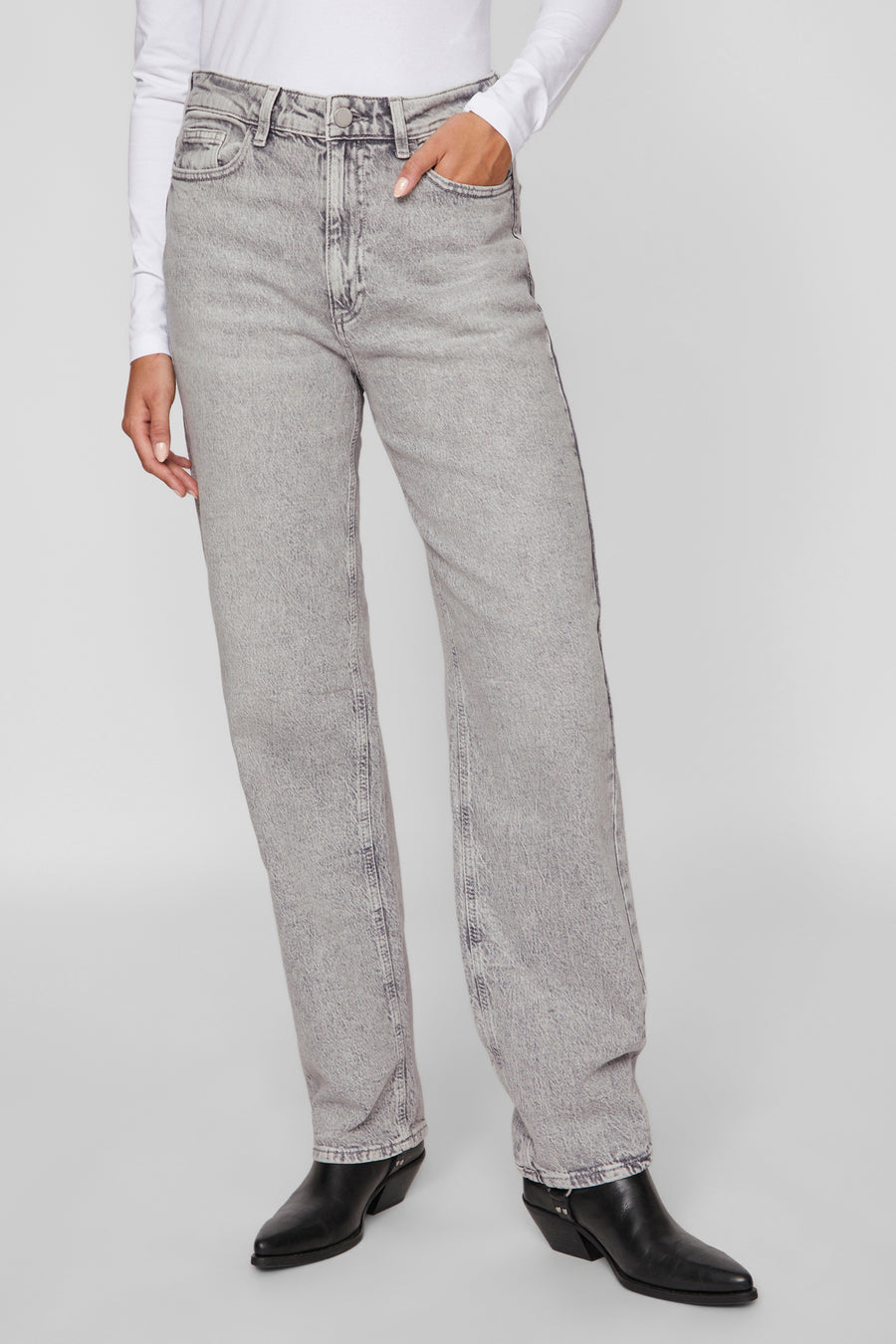 Lichtgrijze rechte jeans van VILA®, met wijde pijpen en zwarte puntige laarzen.