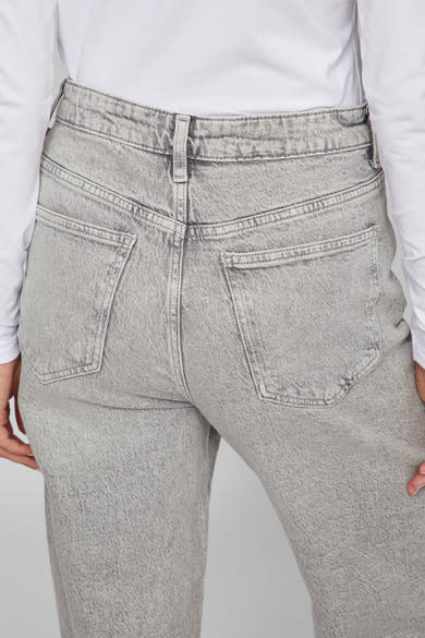 Lichtgrijze rechte jeans van VILA, achterkant, gedragen met een witte top met lange mouwen.