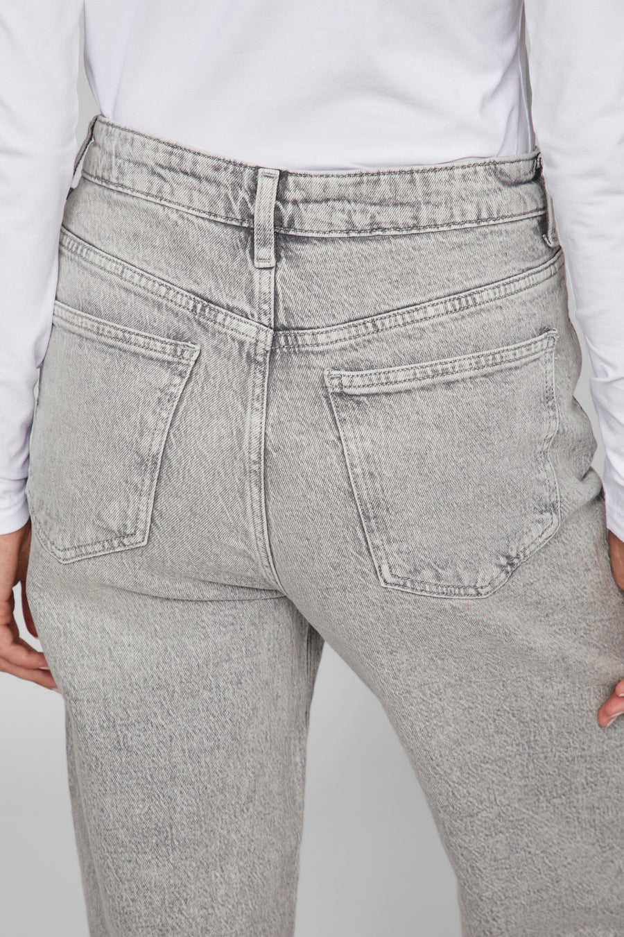 Lichtgrijze rechte jeans van VILA, achterkant, gedragen met een witte top met lange mouwen.