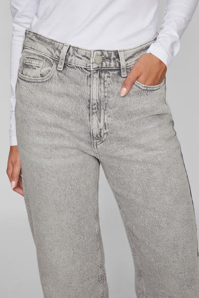 Lichtgrijze rechte jeans van VILA®, zichtbare details van de zakken en knoop, gedragen met een witte top met lange mouwen.