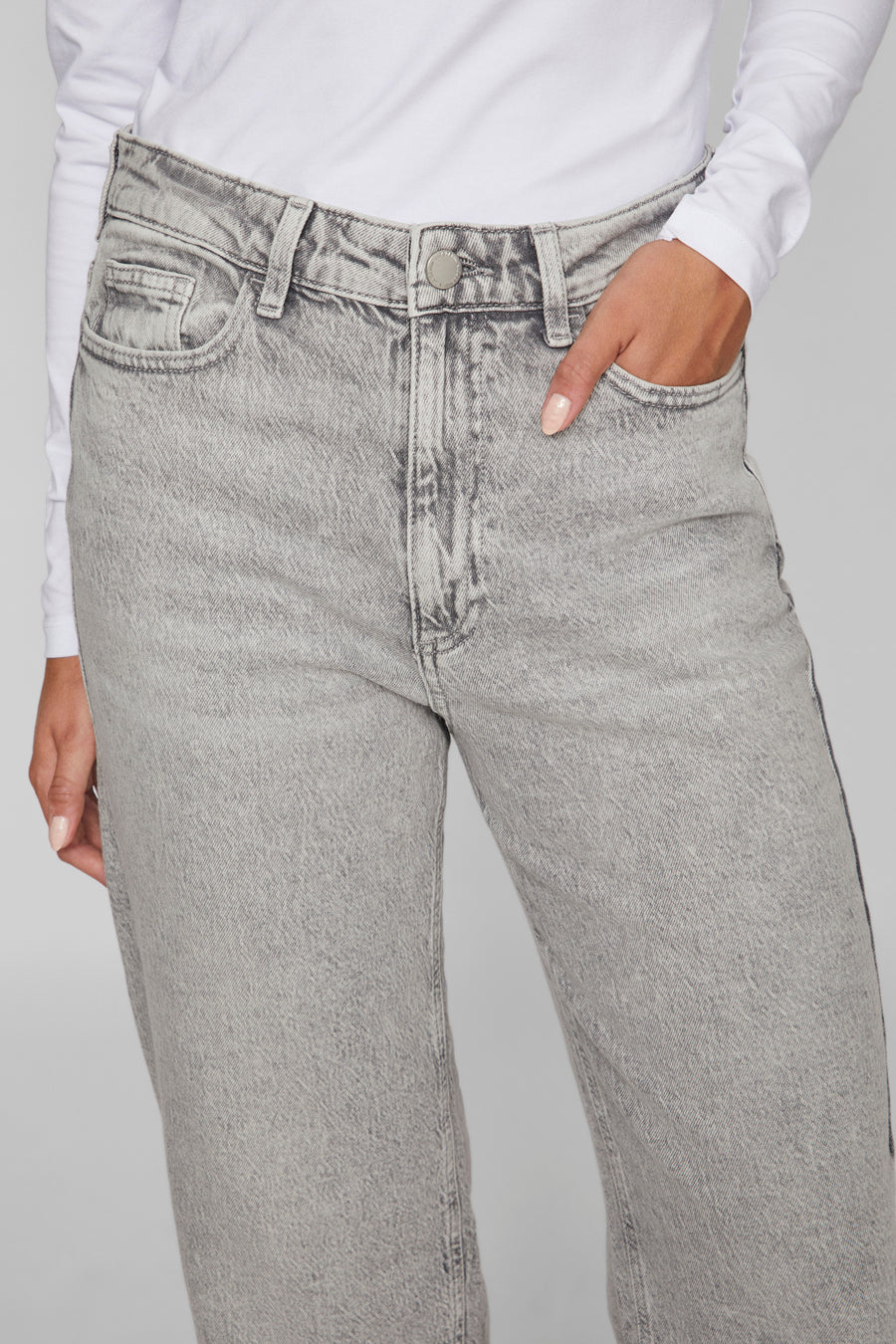 Lichtgrijze rechte jeans van VILA®, zichtbare details van de zakken en knoop, gedragen met een witte top met lange mouwen.