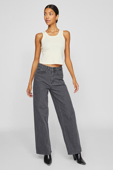 Grijze wijde jeans van VILA, gedragen met zwarte leren enkellaarsjes.
