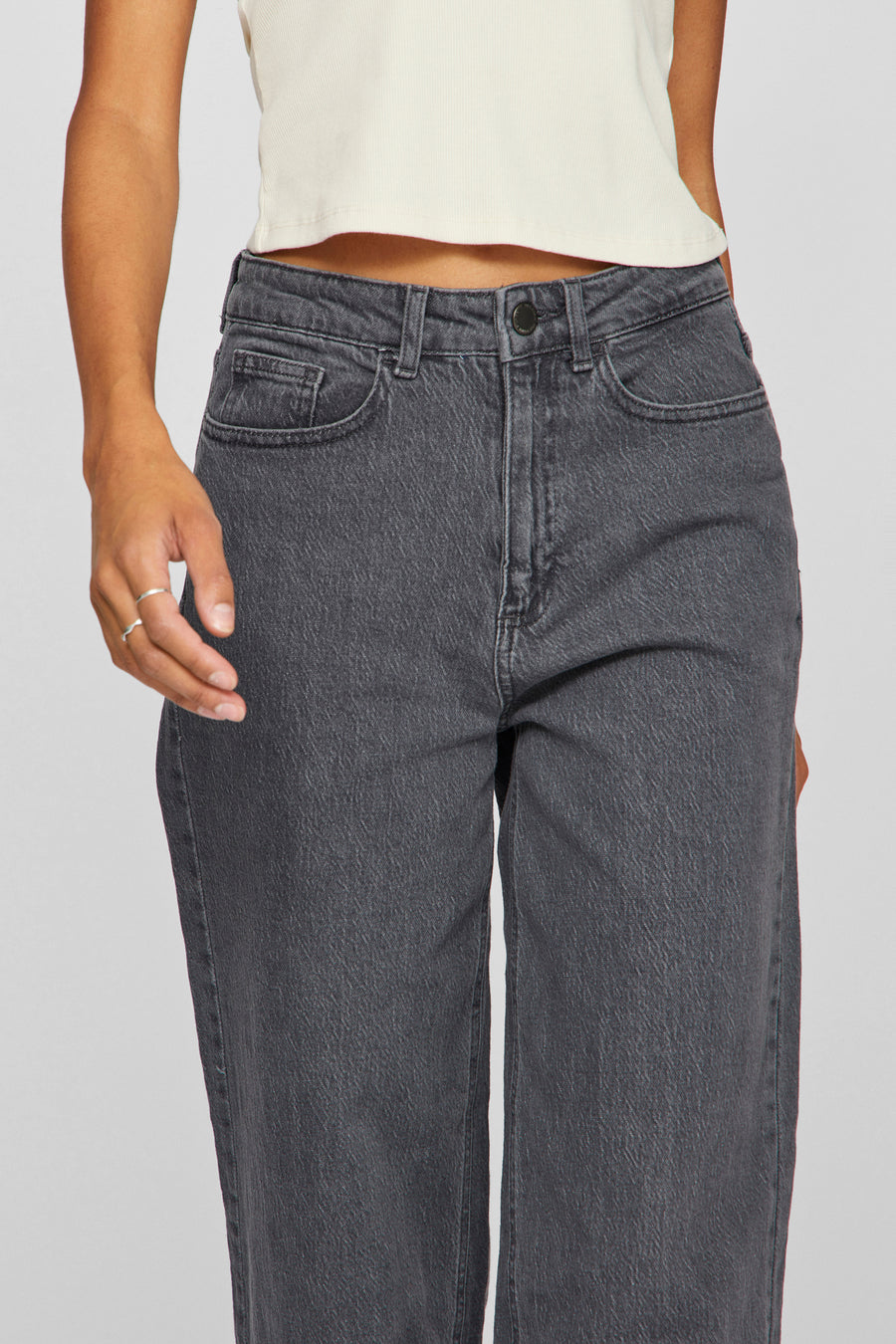 Grijze wijde jeans van VILA®, voorzakken, gedragen met een witte crop top.