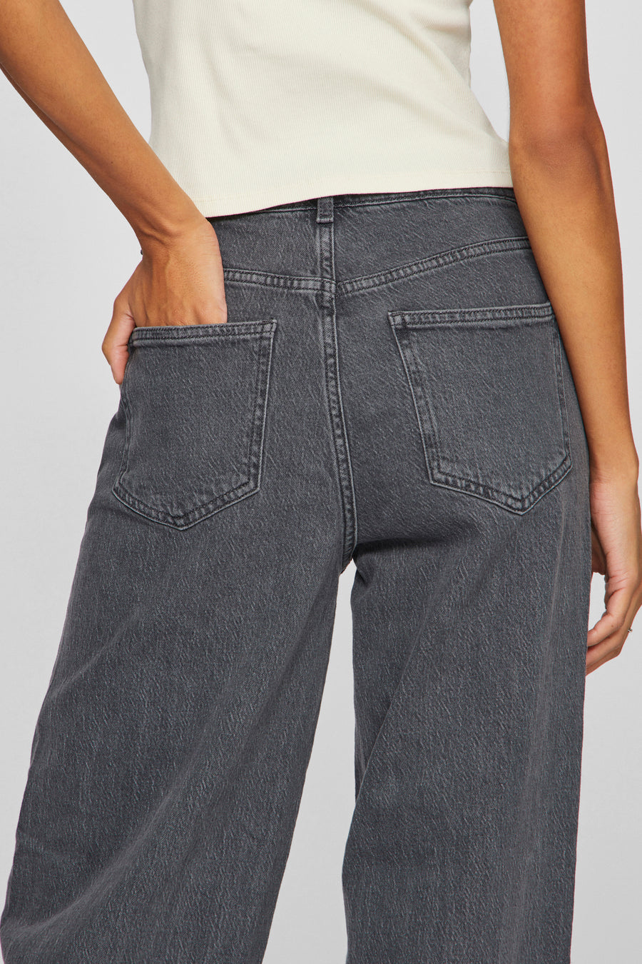 Grijze wijde jeans van VILA, met achterzakken, gedragen met een geribbelde gebreide top.