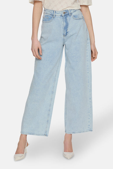 Jean in lichte blauwe denim van VILA, ruime en ontspannen pasvorm.