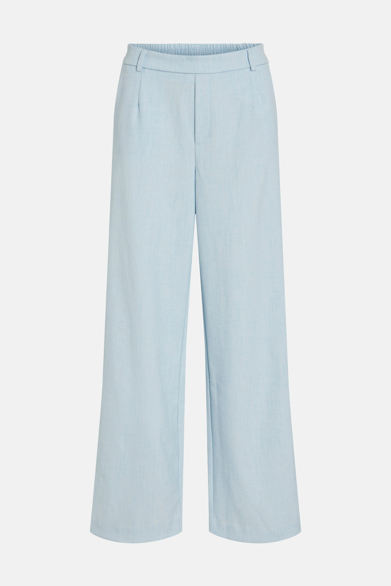 Lichtblauwe wijde broek van VILA®, met elastische tailleband en paspelzakken achter, op een neutrale achtergrond.