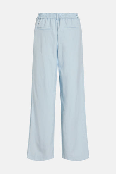 Pantalon ample bleu clair de VILA®, avec taille élastique et poches arrière passepoilées, sur fond neutre.