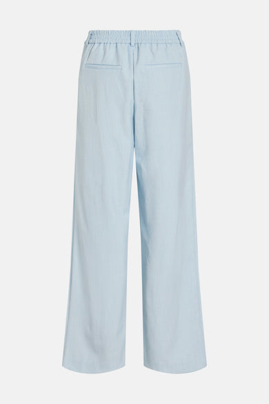 Pantalon ample bleu clair de VILA®, avec taille élastique et poches arrière passepoilées, sur fond neutre.