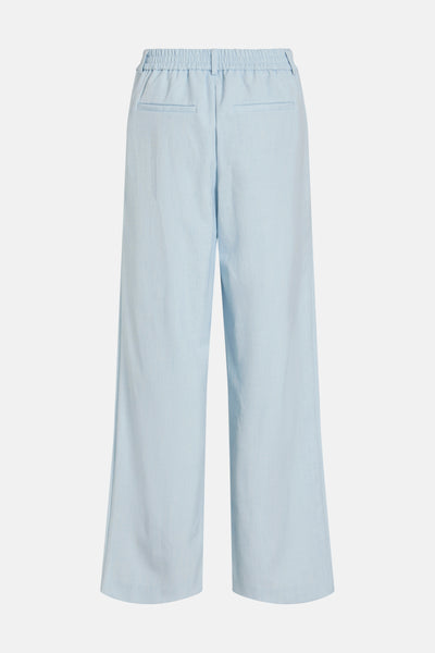 Pantalon ample bleu clair de VILA®, avec taille élastique et poches arrière passepoilées, sur fond neutre.