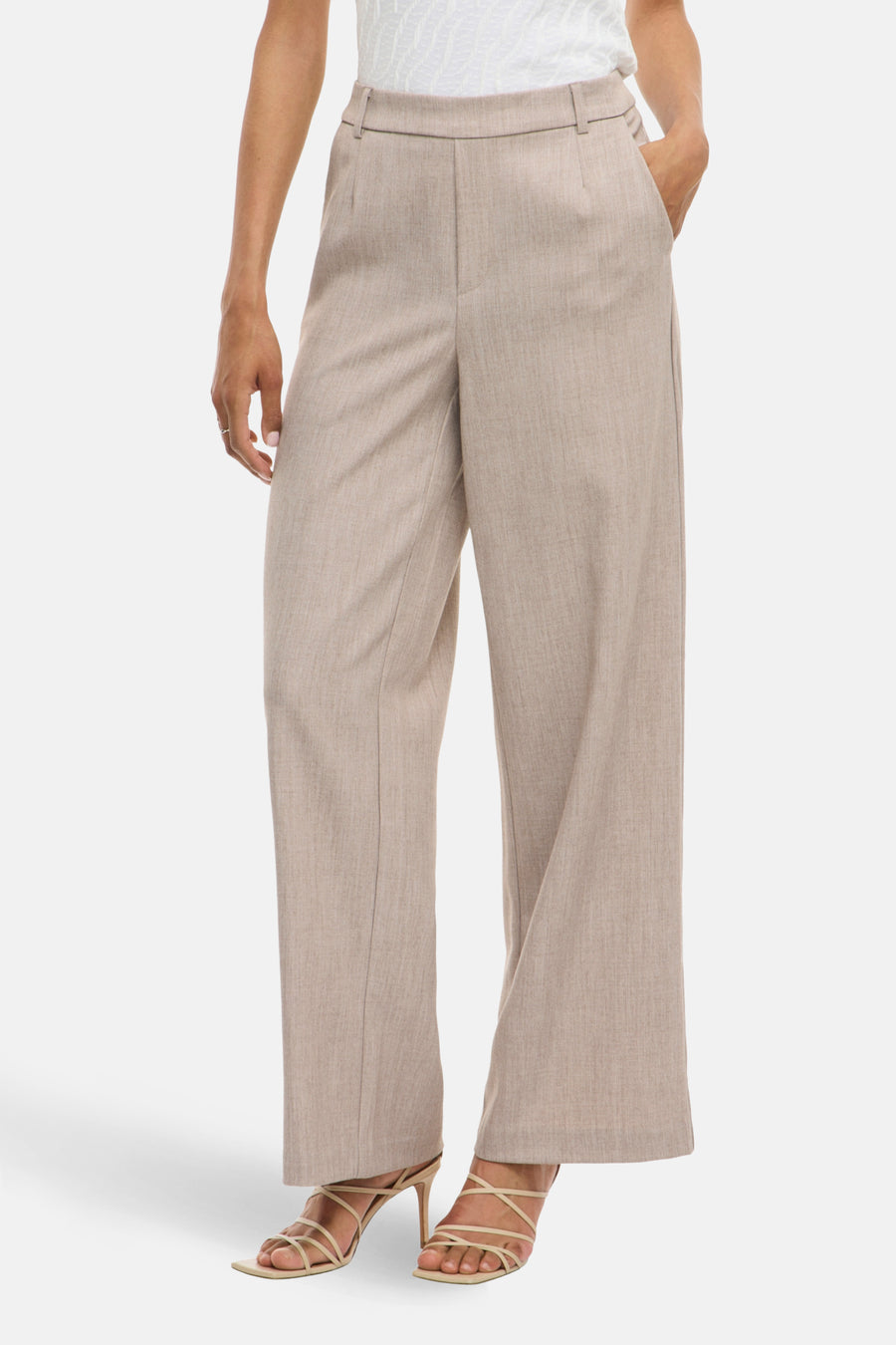 Beige broek van VILA®, rechte en losse pasvorm, met plooien aan de taille en sandalen met bandjes.