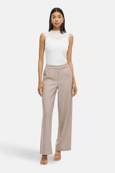 Pantalon beige de VILA®, coupe droite et ample, avec des plis à la taille et des sandales à lanières.
