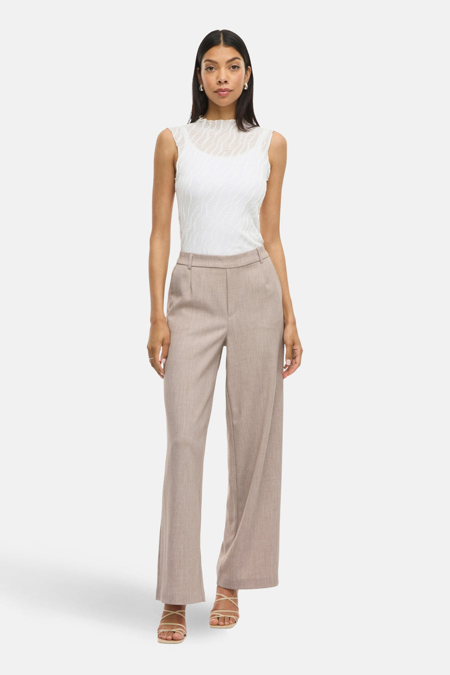 Pantalon beige de VILA®, coupe droite et ample, avec des plis à la taille et des sandales à lanières.
