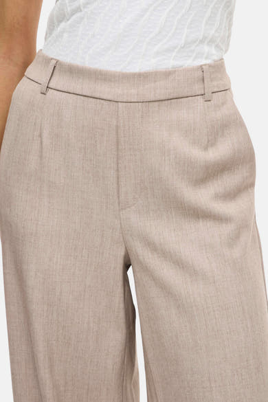 Beige broek van VILA®, losse pasvorm en hoge taille met ingebouwde riem.