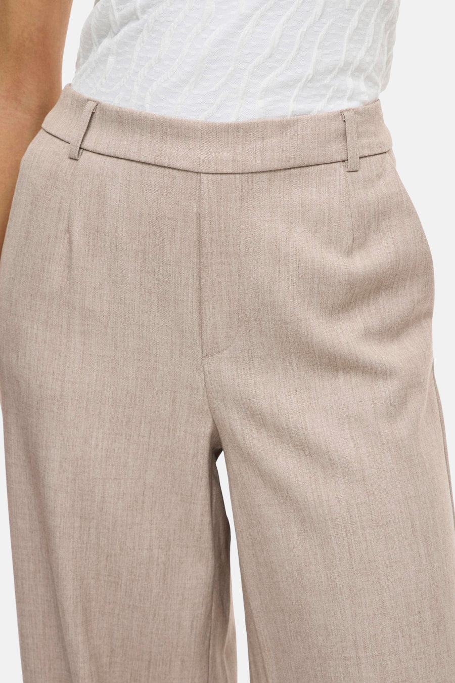 Beige broek van VILA®, losse pasvorm en hoge taille met ingebouwde riem.