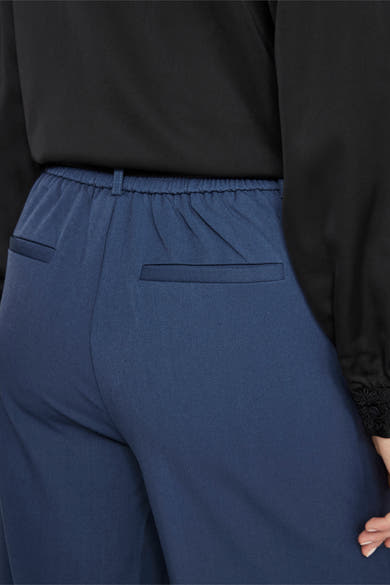 Pantalon bleu de VILA, avec poches arrière passepoilées et taille élastique froncée.