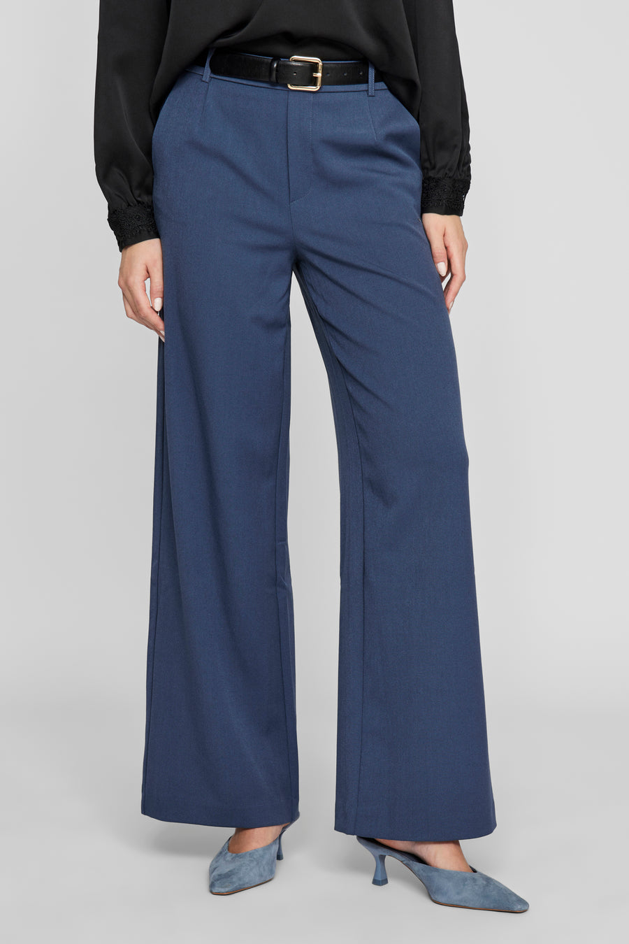 Pantalon bleu de VILA, coupe ample avec une ceinture noire et chaussures assorties.