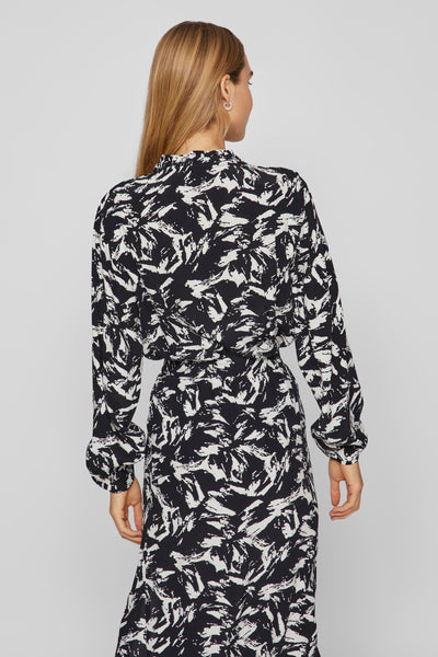 Chemisier noir à manches longues de VILA®, imprimé avec un motif abstrait en contraste blanc.