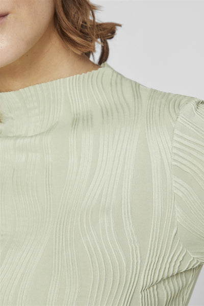 Top vert à manches longues de VILA, avec motif ondulé et texture plissée.