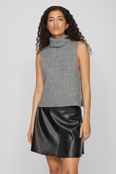 Grijze tanktop door VILA®, in gestreepte tricots, met een hoge collar, gedragen met een zwarte jurk in leerlook.